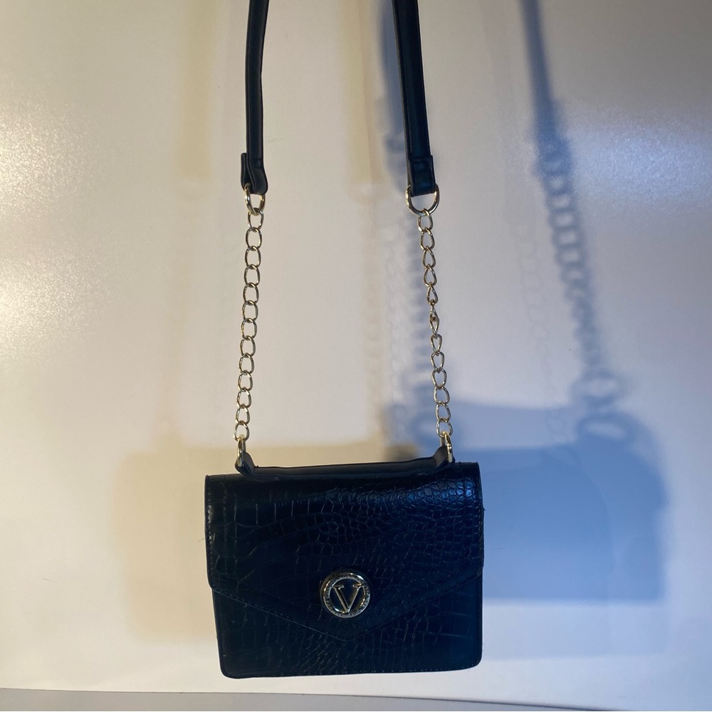 Vera New York Black Crossbody Purse Gold Tone Chain Embossed Faux Crocodile
